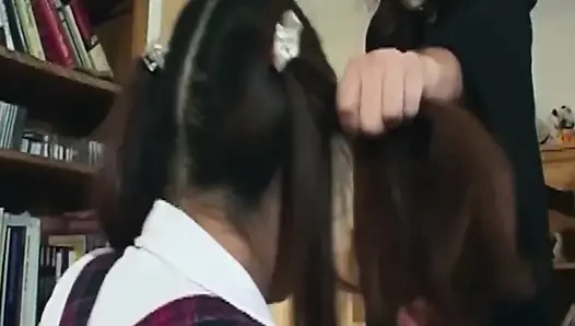Ekose etekli olgun esmer orta yaşlı seksi kadın parmaklanıyor ve sikiliyor