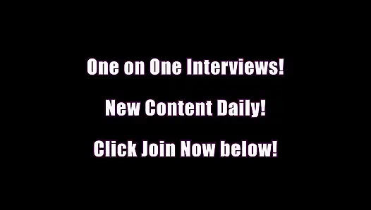 Devyn Lux stöhnt unkontrolliert, ihre finger reiben ihren geschwollenen kitzler, während sie sie in ihren rosa getrimmten eiter schiebt