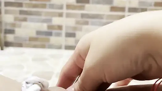 Молодая девушка ждёт, пока все выйдут из дома, чтобы выйти на террасу и погладить её розовую киску