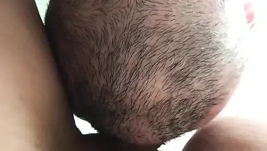 Aku mergokin suamiku lagi coli dan masturbasi, ngijinin aku untuk ngentot memekku dan bersih-bersih setelah dirinya sendiri.