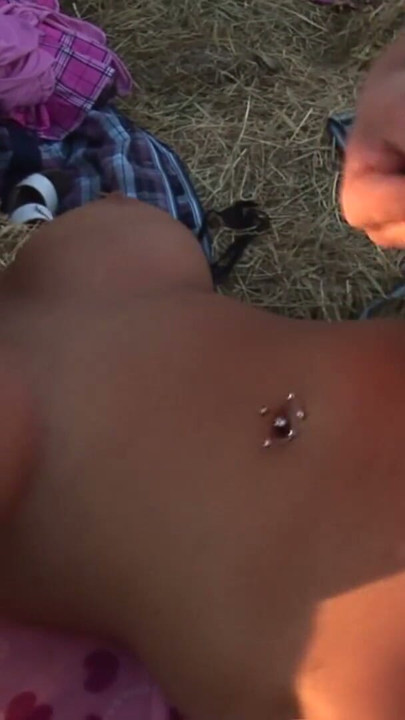 Los gemidos fuertes resuenan en la feria al aire libre mientras se follan a la morena y a la rubia | Clip 3