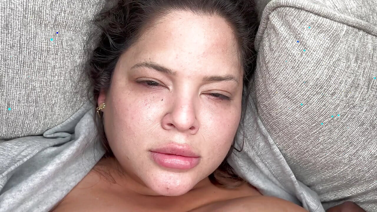 İri göğüslü aldatan kız arkadaş Dani Valentina en iyi arkadaşıyla sikişiyor
