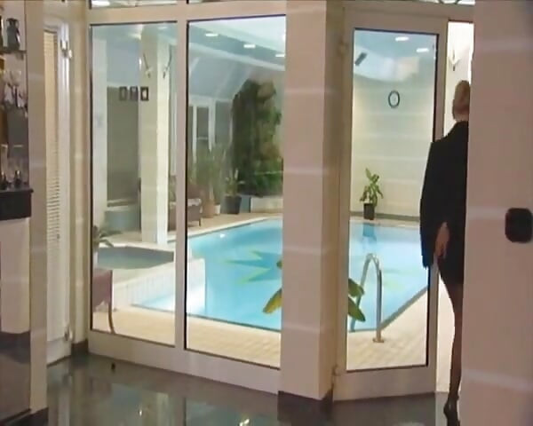 Rubia Monta Polla Dura En La Piscina Y Puta Es Follada