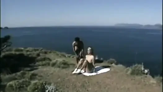 Sarışın Jeany Bee Akdeniz yolculuğu sırasında manzaraları görmeye ve utangaç teneffüsleri ziyarete bayılıyor