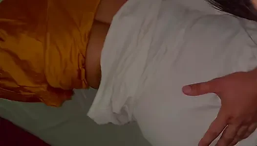 Memek sempit tante seksi india dientot habis-habisan sama kuli bangunan di kamarnya