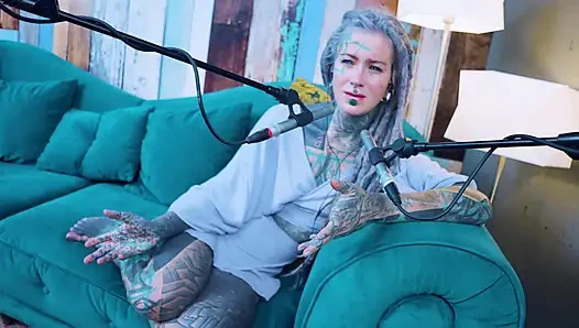 Ich spreche über O - Overcome - ASMR podcast SFW spricht goth dünnes mädchen dreadlocks tattoo-modell mit tätowierung, tätowiertes mädchen