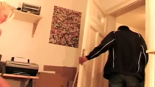 Ahegao sarışın zonklayan yarağı yalıyor tükürüyor