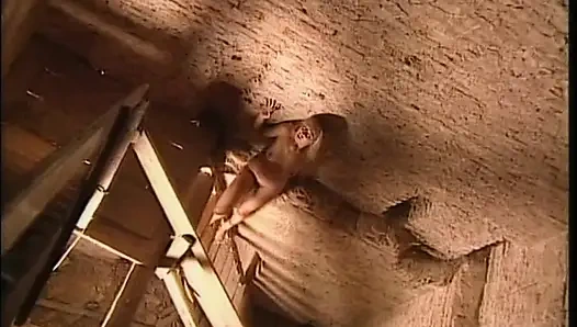 Eine blondine fingert ihre muschi in einem alten turm, findet einen schwanz zum ficken