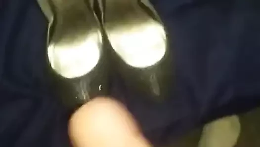 Karısının topuklu ayakkabılarına boşalmak