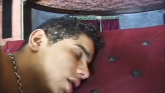 Typ masturbiert, während ein mädchen seinen arsch mit einem großen strapon peggt