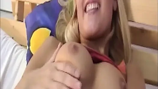 Cewek hot rambut pirang ini lagi asik muasin memeknya pakai dildo warna ungu sampai lubangnya menganga lebar