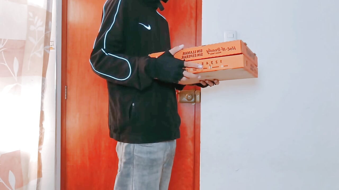 Penghantaran tiba dan saya tidak mempunyai untuk pizza