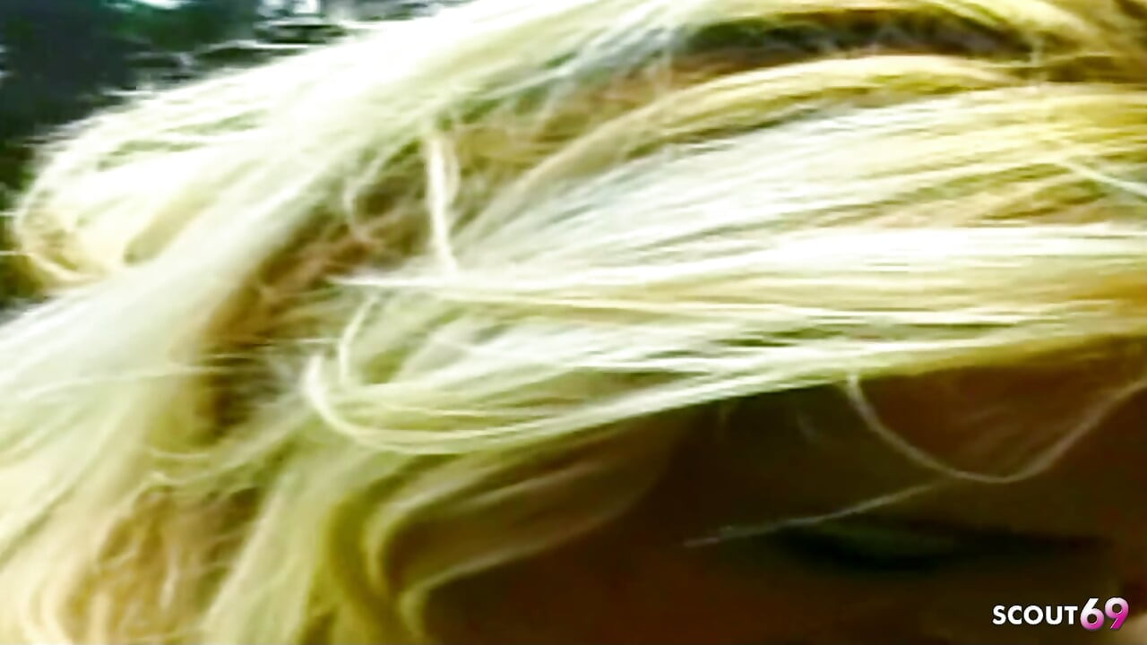 A szőke transzit titokban megbasszák az erdőben a szűk segglyukában