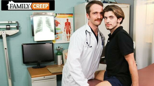 Familycreep - un jock sexy suce son demi-oncle docteur