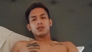 सेक्सी एशियाई आदमी होटल में लंड चुसाई कर रहा है