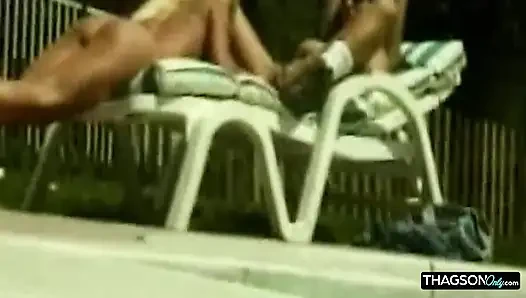 Aksi seks anal cewek hot rambut pirang ini sampai menganga lebar di luar ruangan