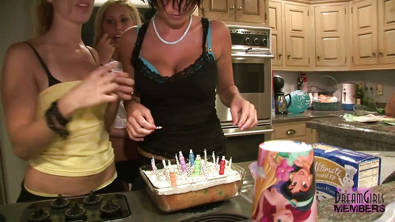 Video casero privado, las chicas muestran culo de tetas y extienden sus coños en un cumpleaños