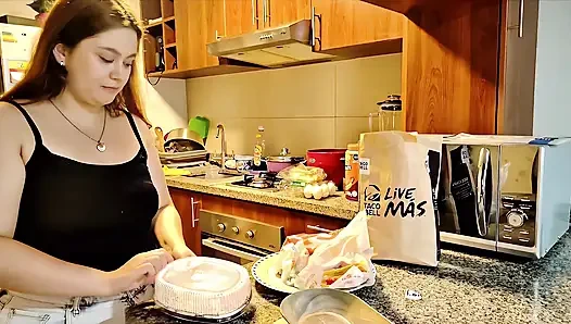 Nicole'ün taco doldurması - karnının büyümesini izle!