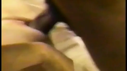 Девушка принимает камшот на ее живот и заполняет ее киску двумя хуями после минета