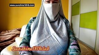 Chica árabe musulmana con un hijab azul grabada masturbándose en la webcam el 20 de marzo