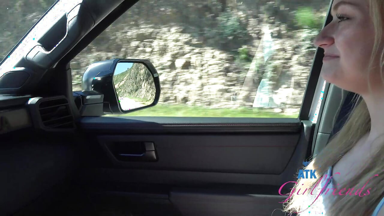 Sudut pandangan pertama Mckenzie Mae: Kencing Awam Tarikh Pantai, Gosok Pepek Kereta & Mengusik Blowjob