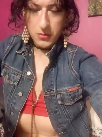 穿着渔网和红色高跟鞋的可爱拉丁变性人穿上粉红色的贞操带，像往常一样吮吸假阳具