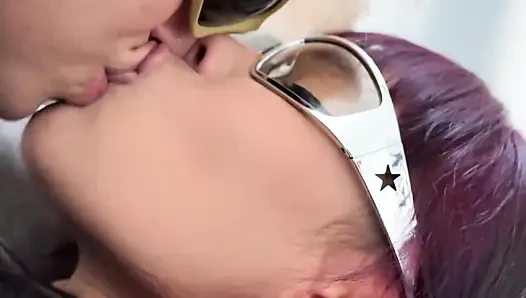 MIT BRILLE ODER OHNE BRILLE!! ICH REIBE MICH LECKER MIT MEINEM BESTEN FREUND