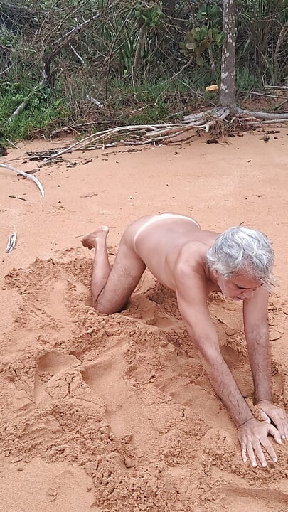 Ladysilva na plaży naga, pokazująca swoją opaloną, gorącą dupę