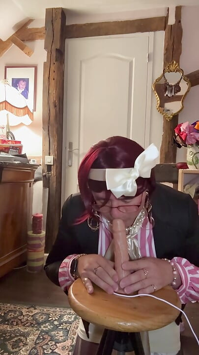 V oblečení s malou krátkou sukní a novou halenkou na sání robertku na večírku