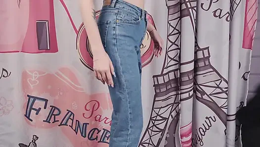 Eva pinkelte in ihre jeans und machte sie nass