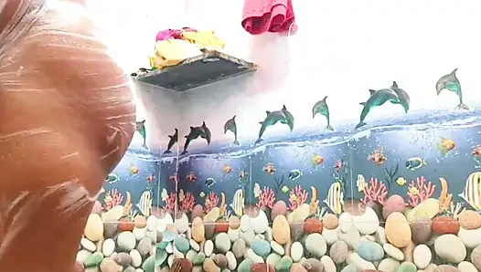 Ammu bath zeigt große titten und muschi-Seife