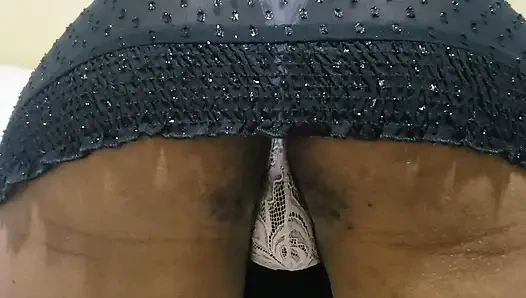 Heißes brünettes zierliches schätzchen in einem heißen kleid mit höschen, um ihre enge muschi zu zeigen