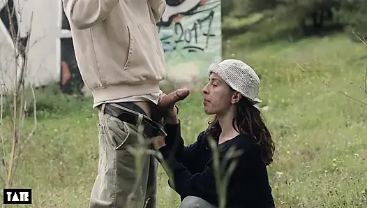 wir lutschen von der rave-menge, um mehr spaß zu bekommen