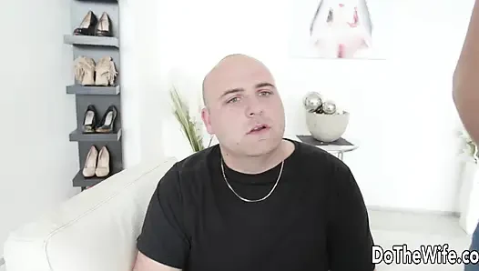 Похотливую домохозяйку Francys Belle трахают прямо рядом с ее куколдом
