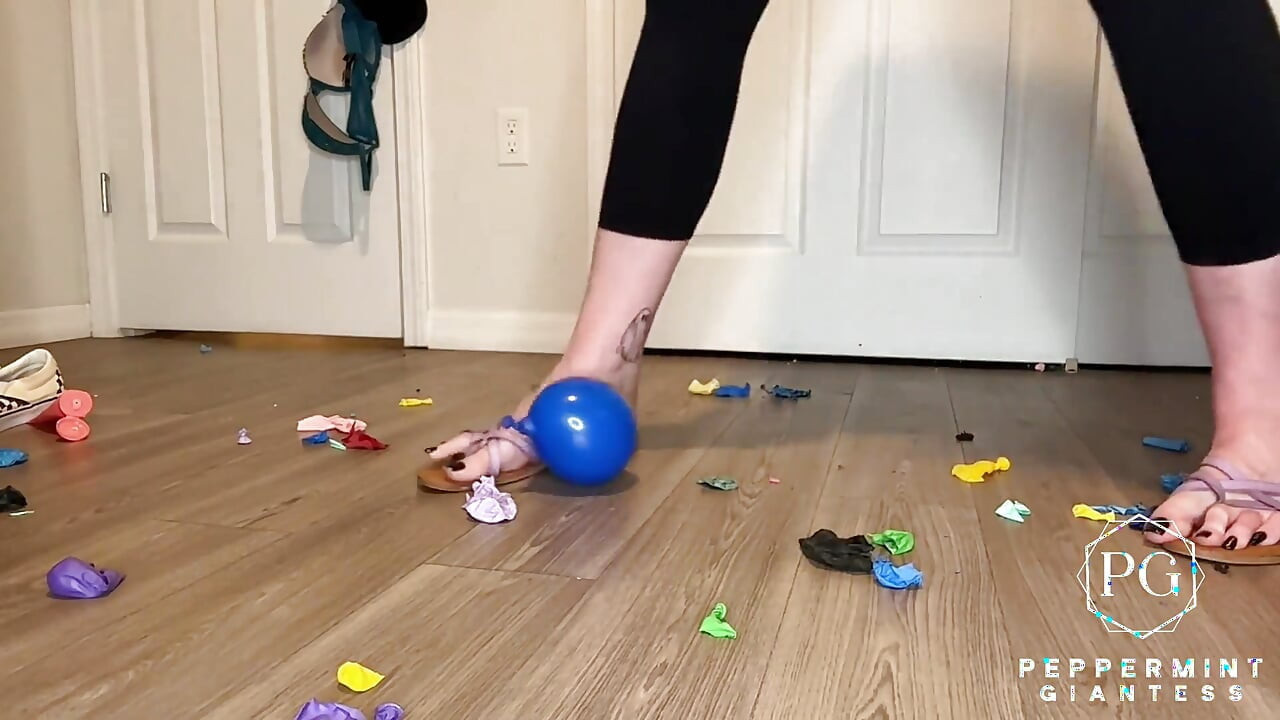 Vil det poppe!? Giantess Fødder Vs Balloner Barfodet, Sandaler, Vans Annihilation