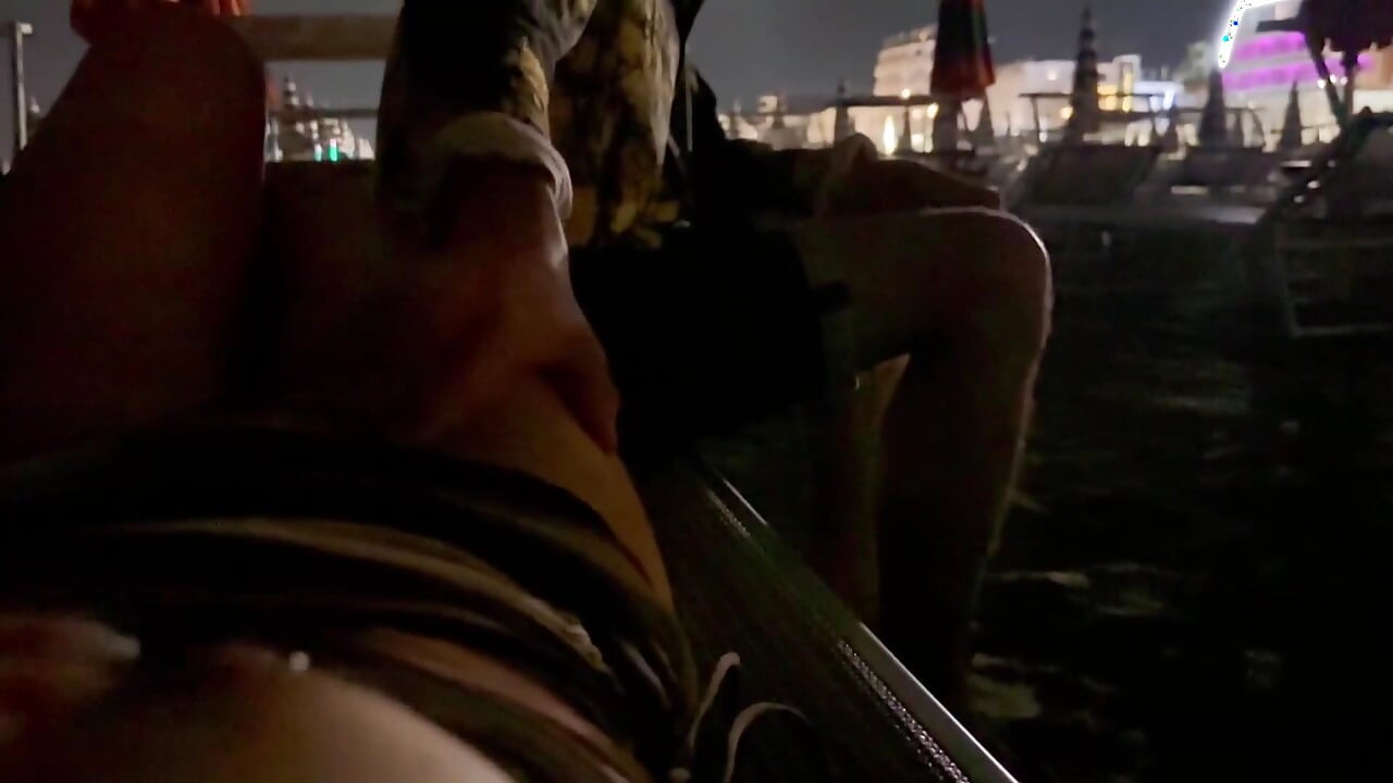 Kobieta POV - flirtujący nieznajomy dotykający mnie na plaży