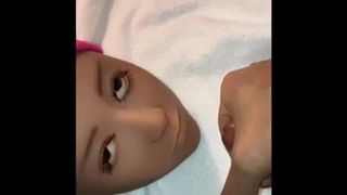 Секс-кукла с камшотом на лицо в замедленной съемке