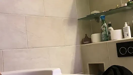 Тёплая вода делает мои соски твёрдыми