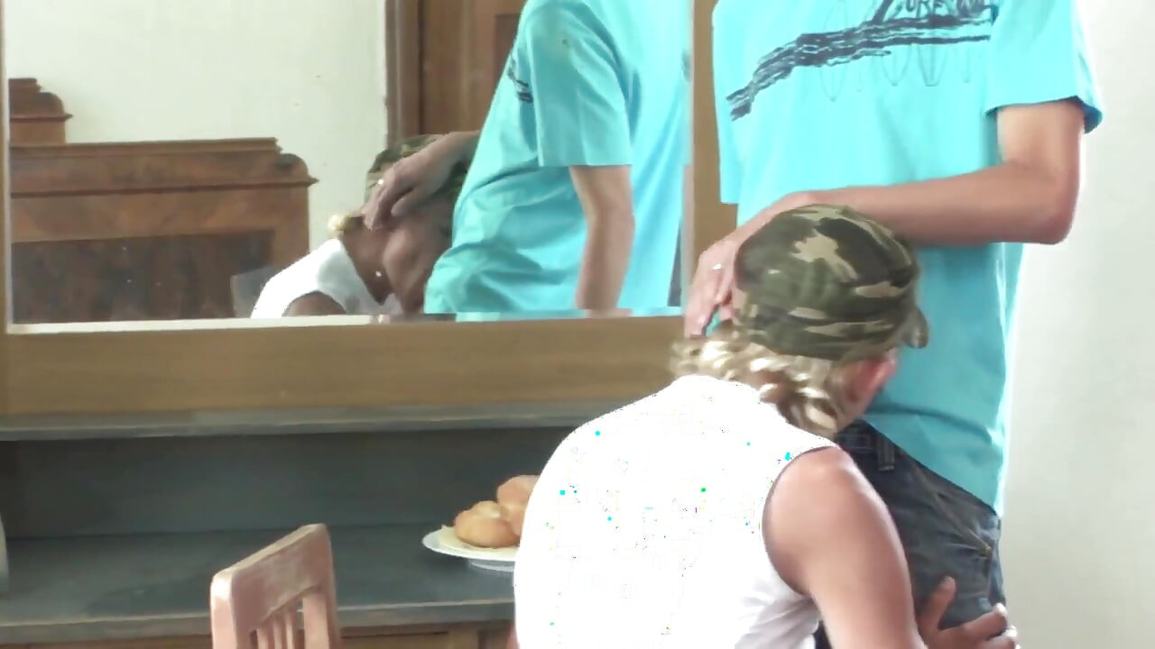 Exklusives video ohne gummi: Analfick zwischen heißer sexy blondine und geiler brünette