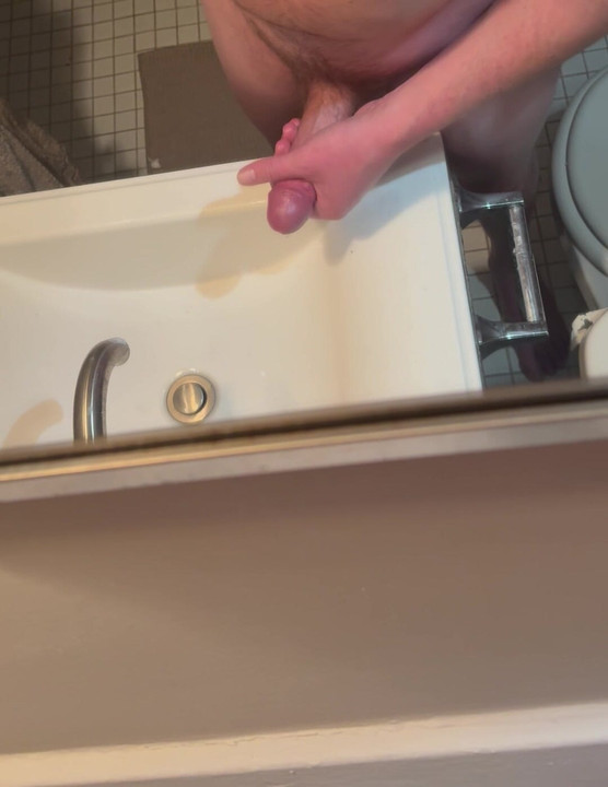 バスルームの洗面台でオナニーと射精