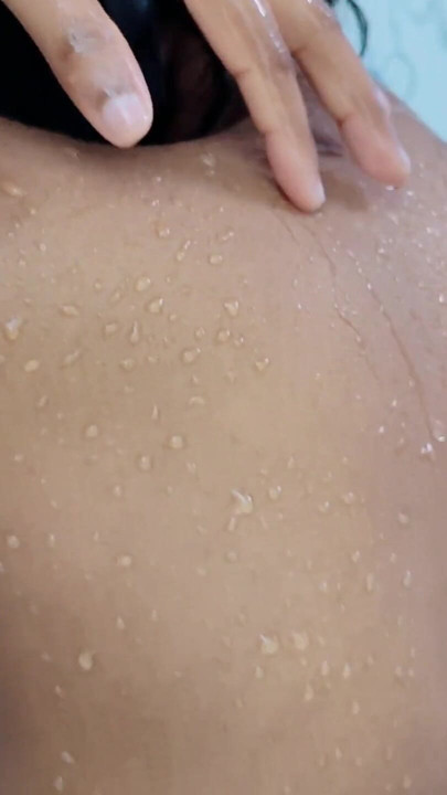 18+ college jente naken bad og fingring xxx | Klipp 2