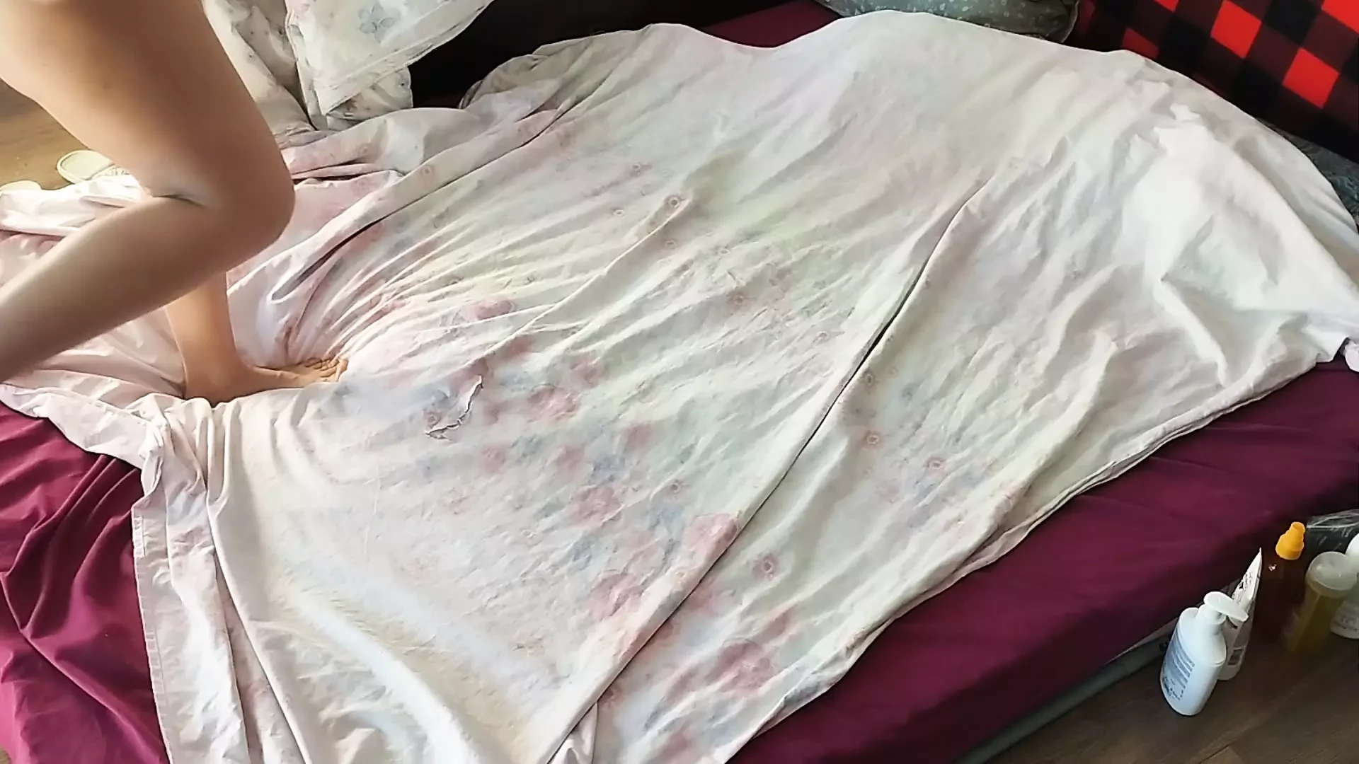 Masaje erótico amateur en pareja con aceite.
