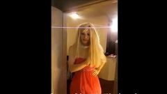 Blonde Sissy strippt und wird gefickt