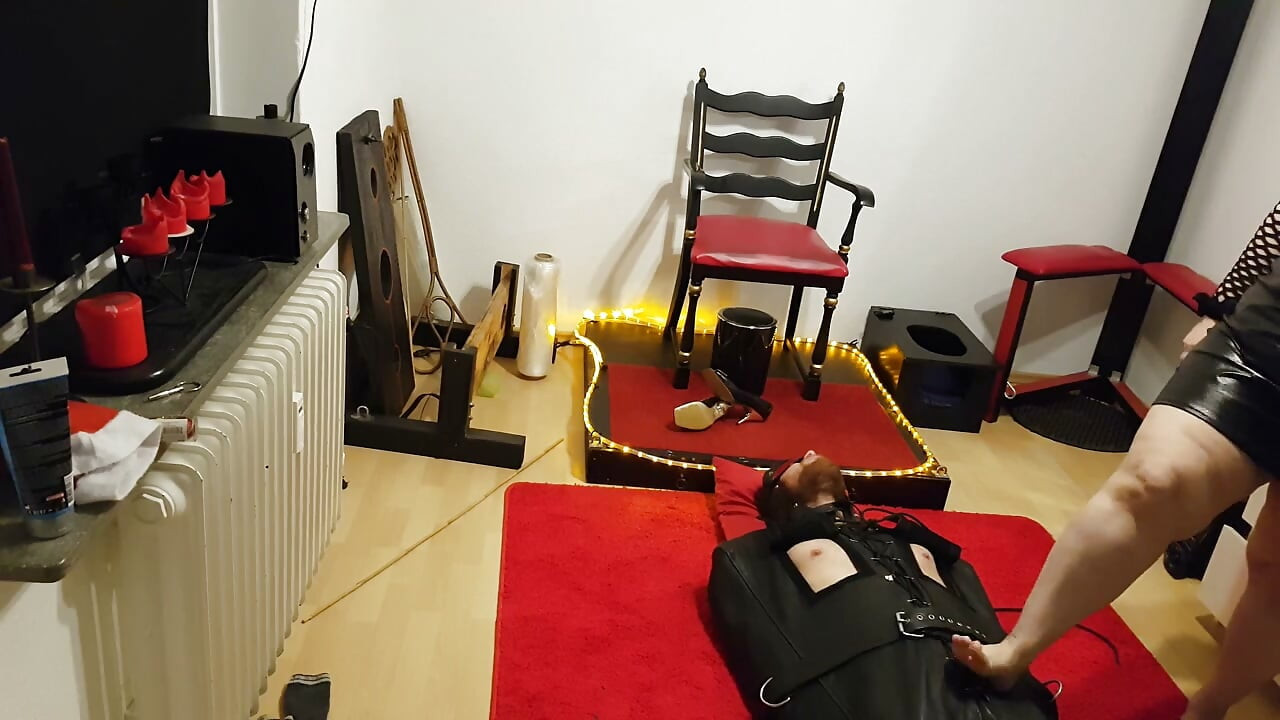 Deri çuvalda lave bölüm 1 - orta yaşlı seksi kadın bağlı yarağı azdırıyor kenar engelleme bdsm