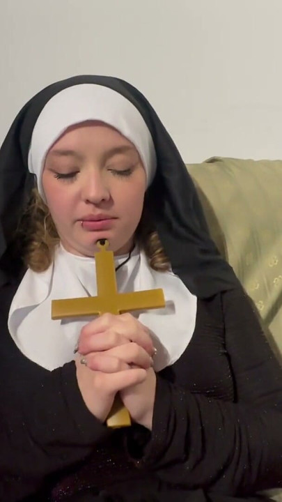 Freira safada não resiste ao estranho mascarado na igreja | Clipe 1