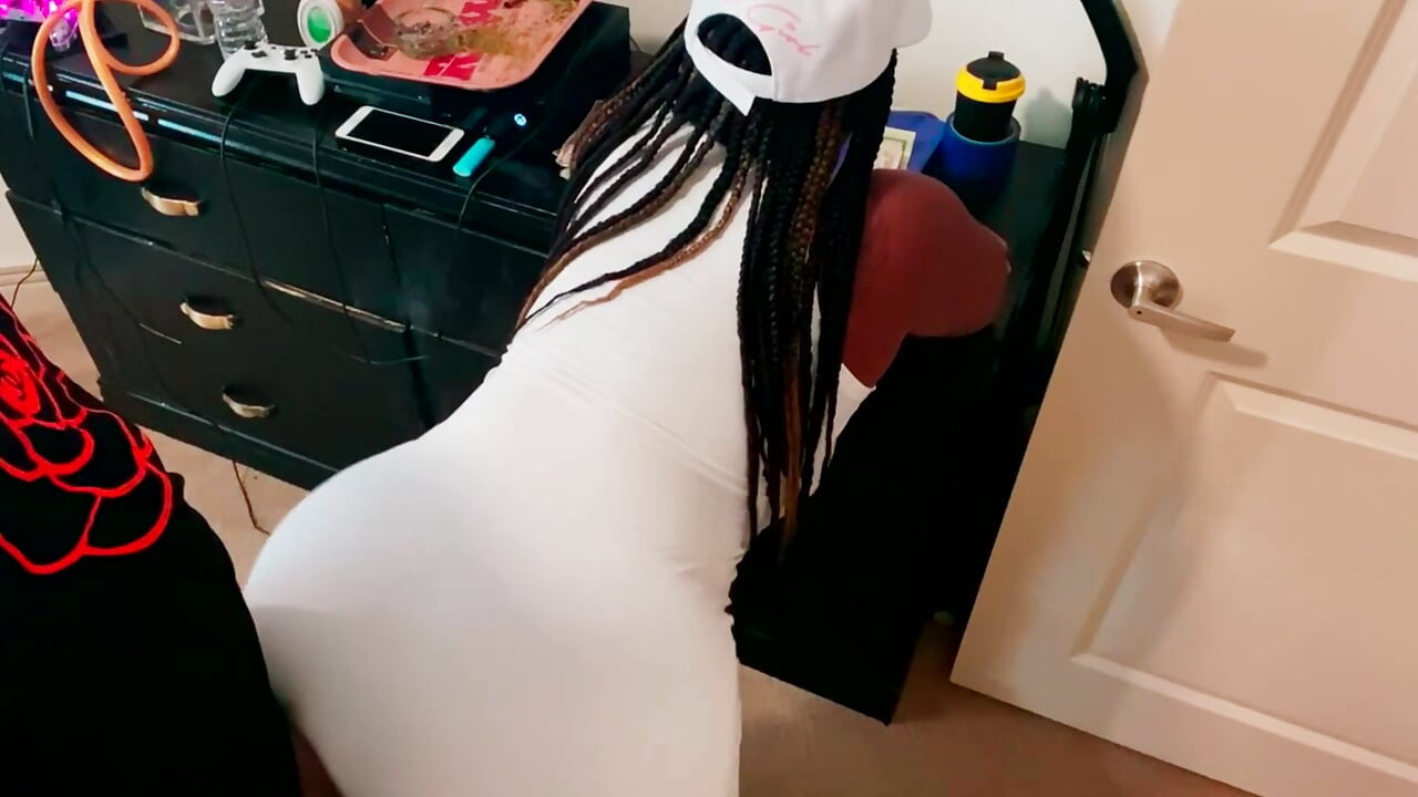 Dirty Diana Got a Cap on and She Looks Sexy