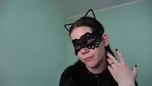 Catwoman Spielt Mit Einer Maus in POV