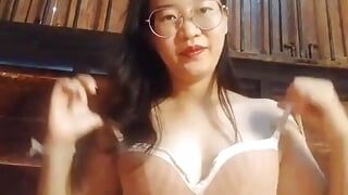 Jolie fille asiatique sexy et excitée 2
