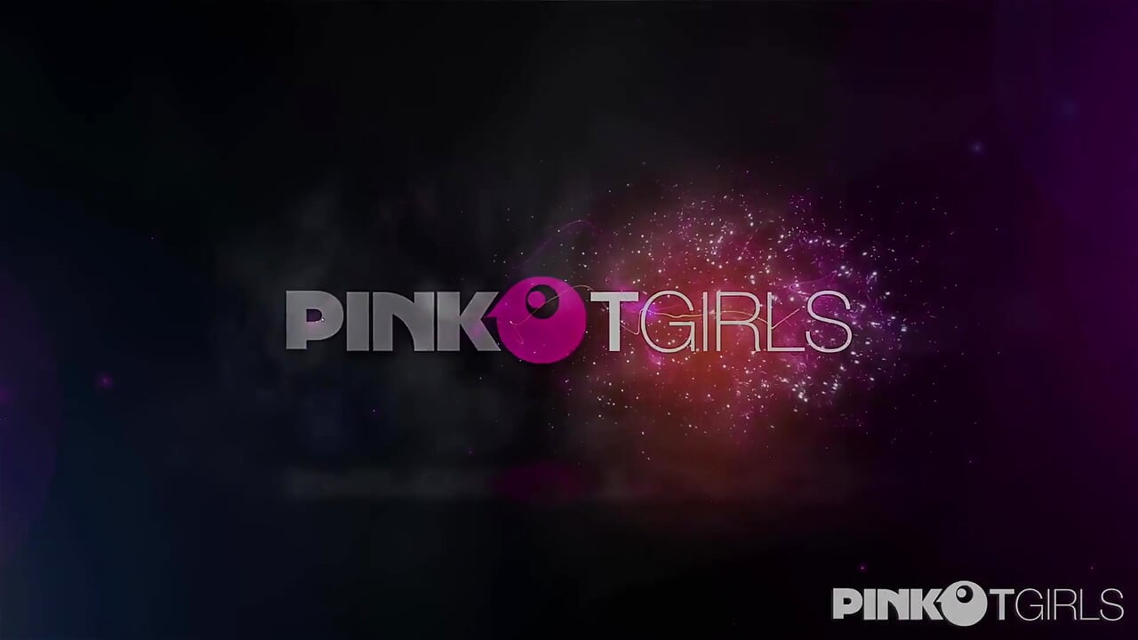 Ova prekrasna trans osoba masturbira, a zatim uzima i daje kurac svom orijentalnom prijatelju