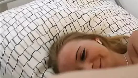 Adolescente rubia alemana filmada en primer plano mientras ella mete su polla en su coño ansioso